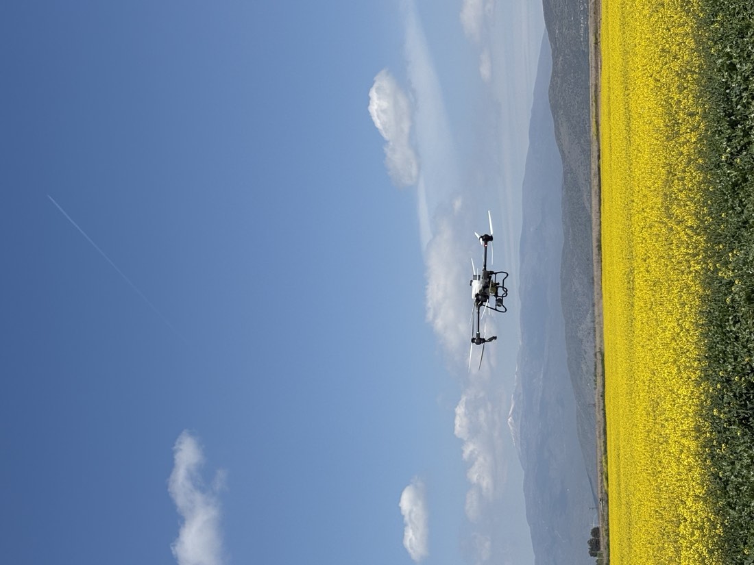 Το drone στον αέρα με χιονισμένο βουνό στο βάθος